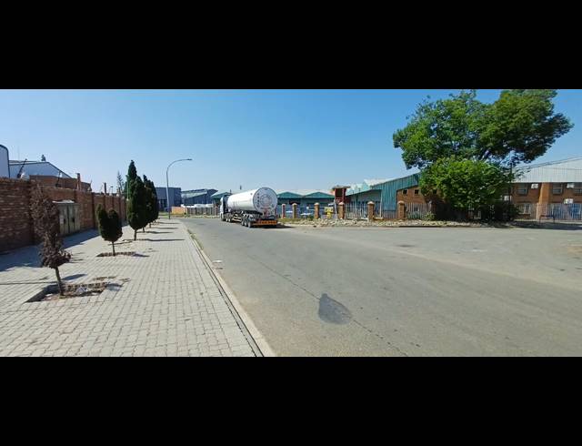 1,100M² BUILDING FOR SALE IN APEX